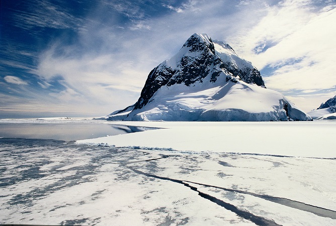 Imagem da matéria 'Gelo da Antártida, que em alguns pontos possui 2km de espessura, esconde lagos glaciais, montanhas e vales'